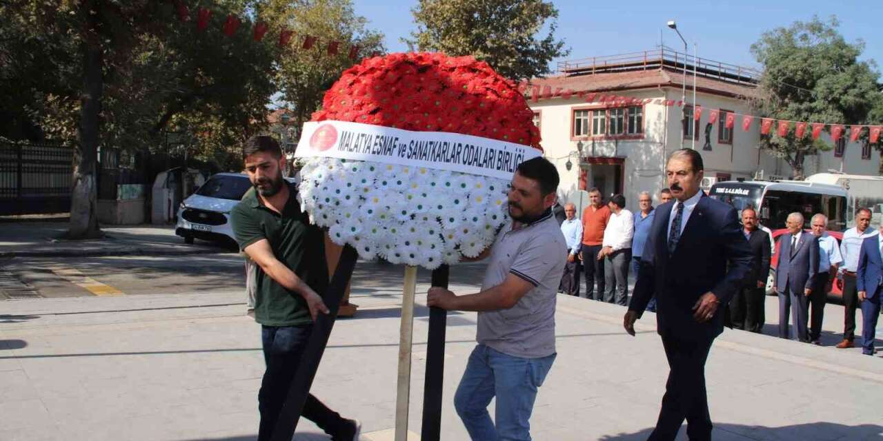 Malatya’da Ahilik Haftası için Atatürk Anıtı’na çelenk sunuldu