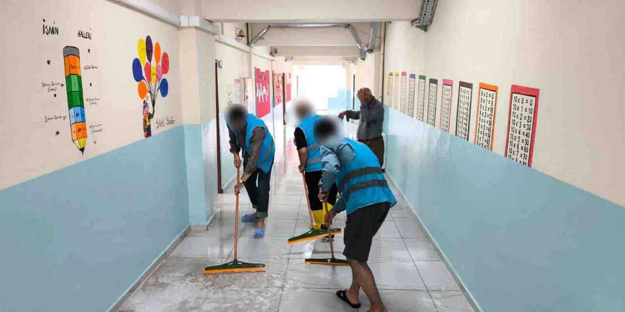 Hakkari’de denetimli serbestlik yükümlüleri camileri ve okulları temizledi
