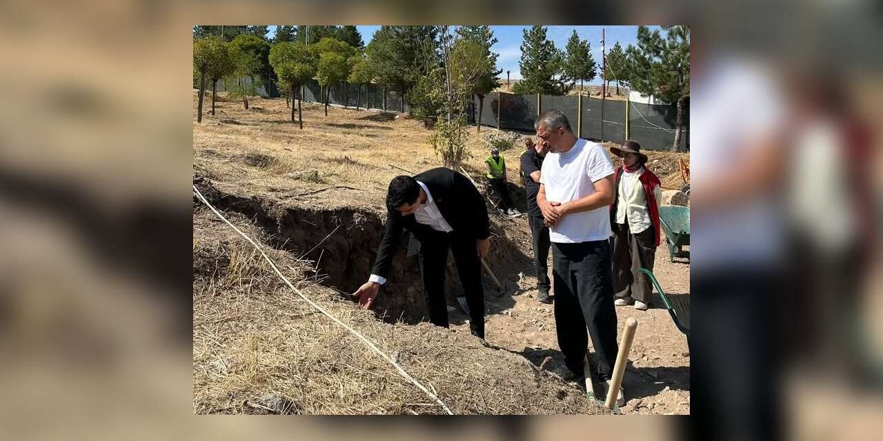 Kemah’ta Sultan Melik Türbesi’ndeki restorasyon çalışmaları incelendi