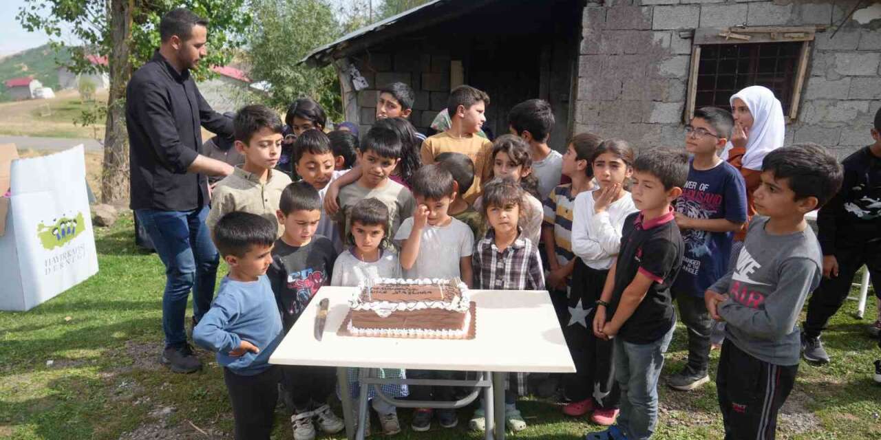 Muş’un uzak köylerinde çocukların kırtasiye sevinci