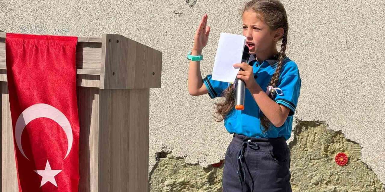 Refahiye’de İlköğretim Haftası programında okulun bakımsızlığı dikkat çekti