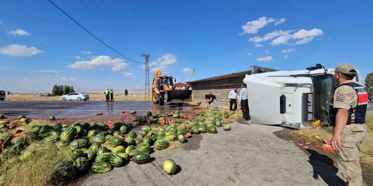 Muş’ta karpuz yüklü tır devrildi: Karpuzlar yola döküldü