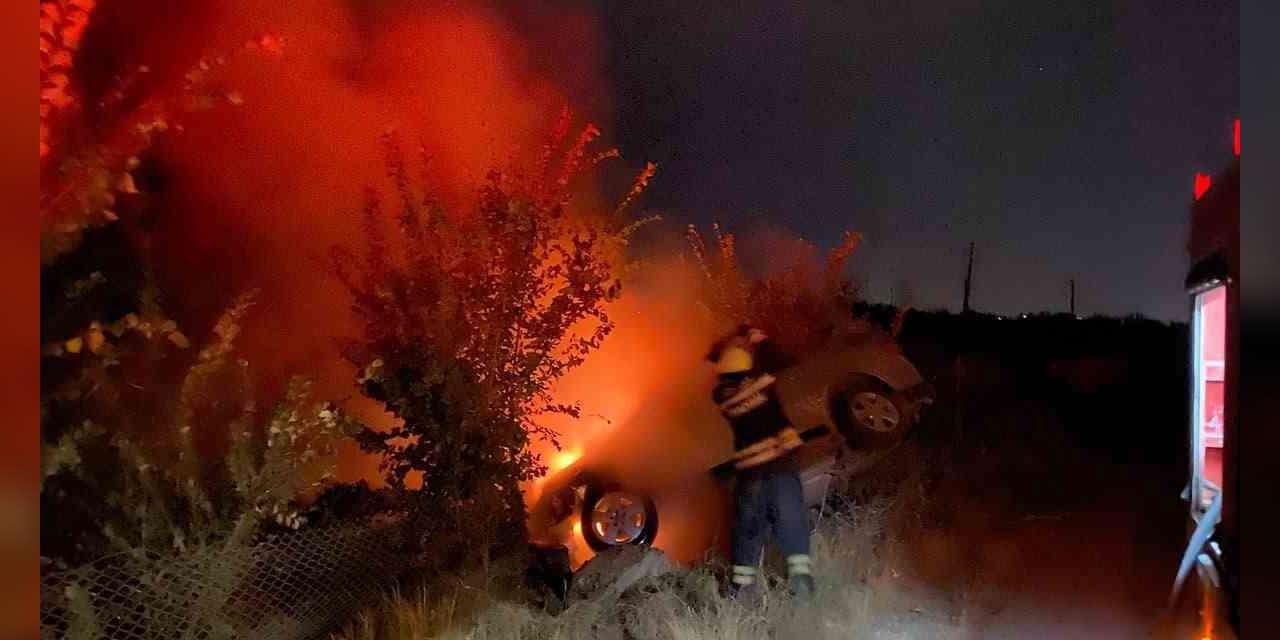 Erzincan’da araç yangını itfaiye ekiplerince söndürüldü