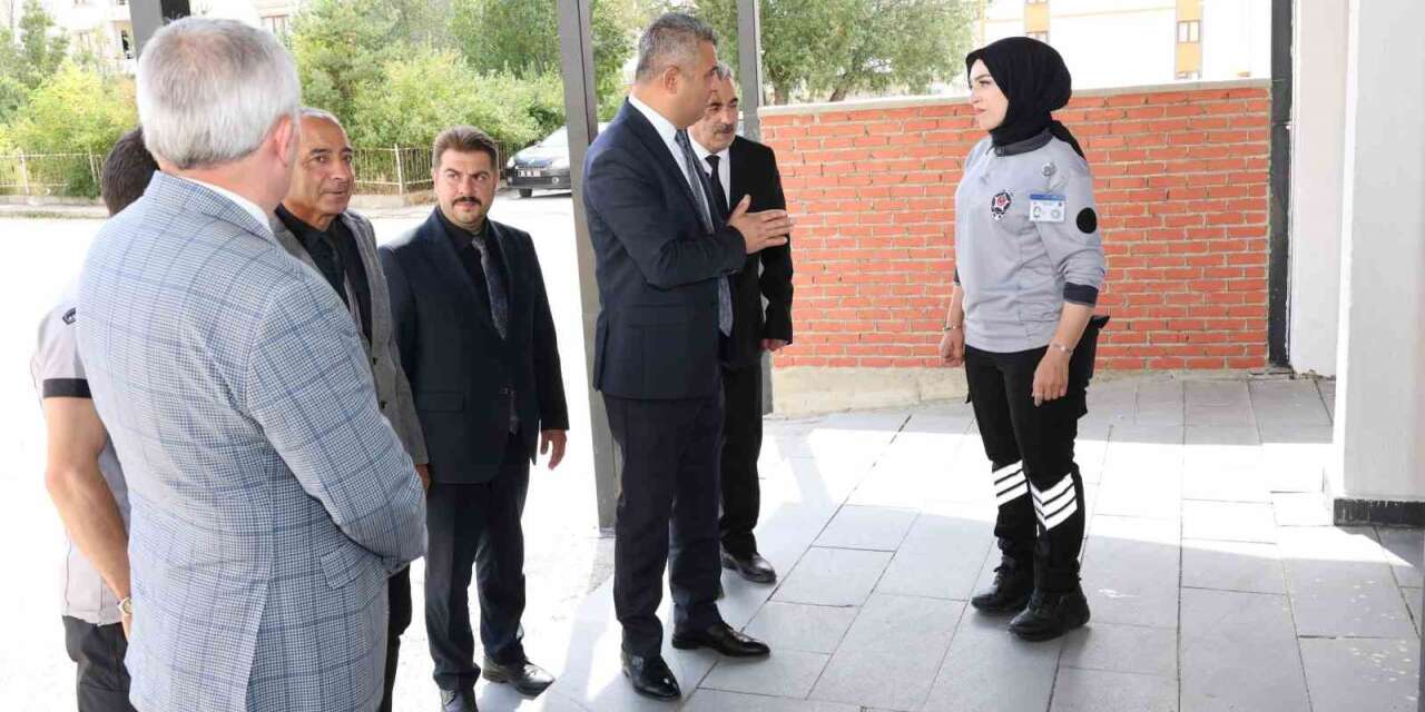 Okul bahçe görevlileri görev başında