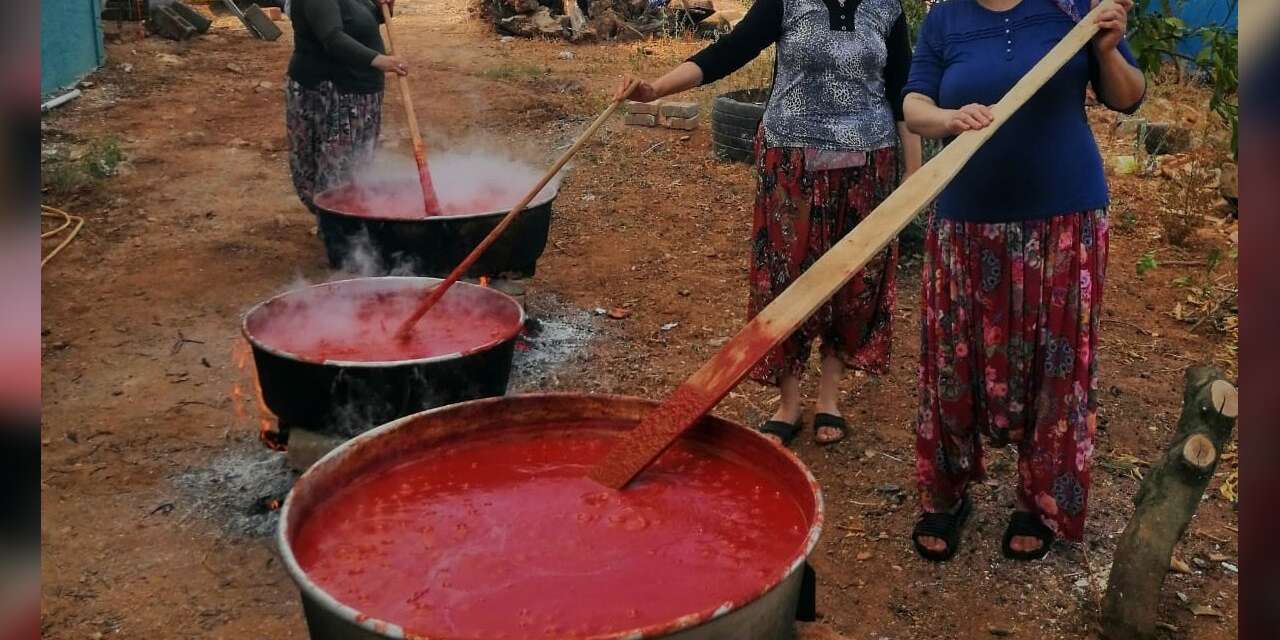 Kışlık salçalar kaynamaya başladı