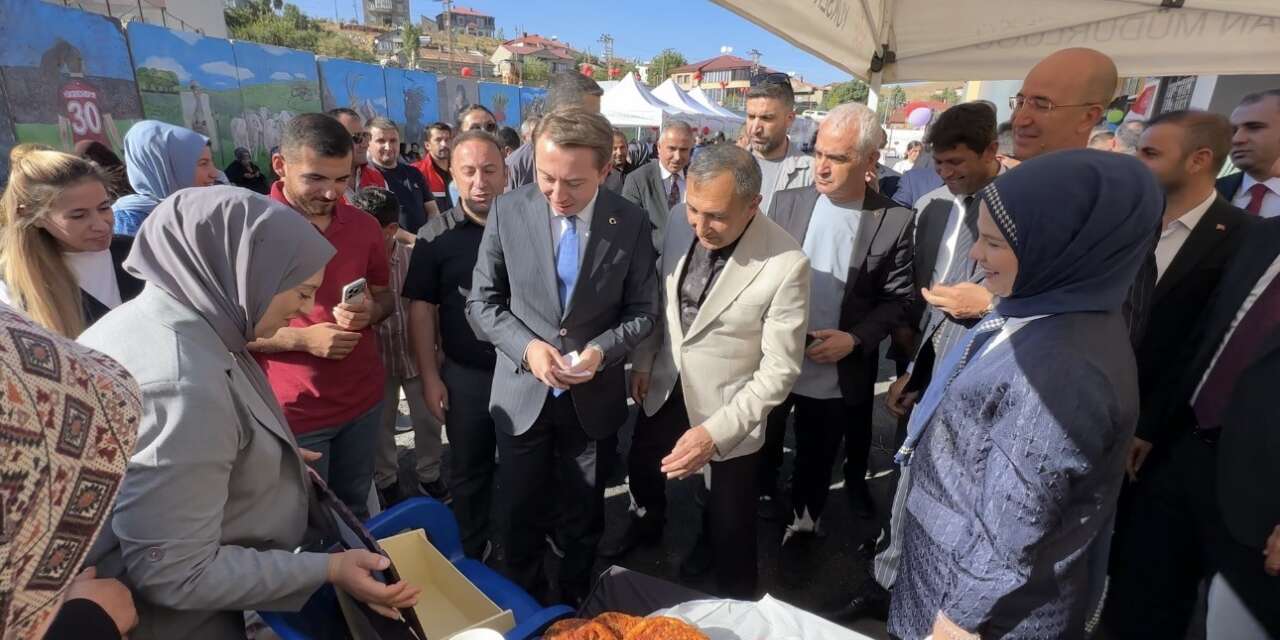Yüksekova’da kadın kursiyerlerin el emekleri sergilendi