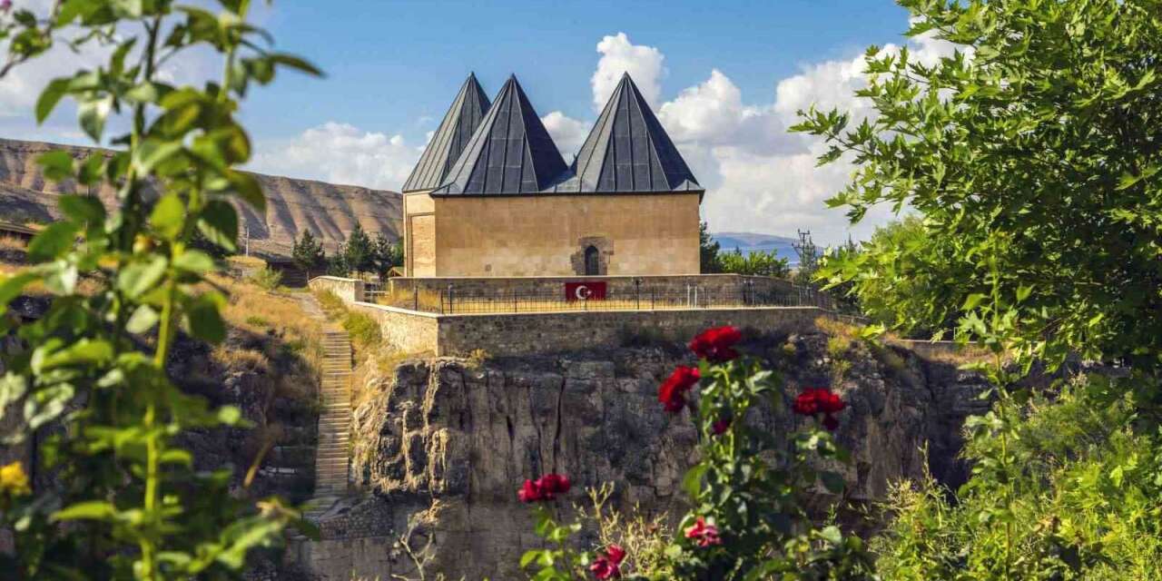 Sultan Melik Türbesi, Mengücekli tarihine ışık tutuyor