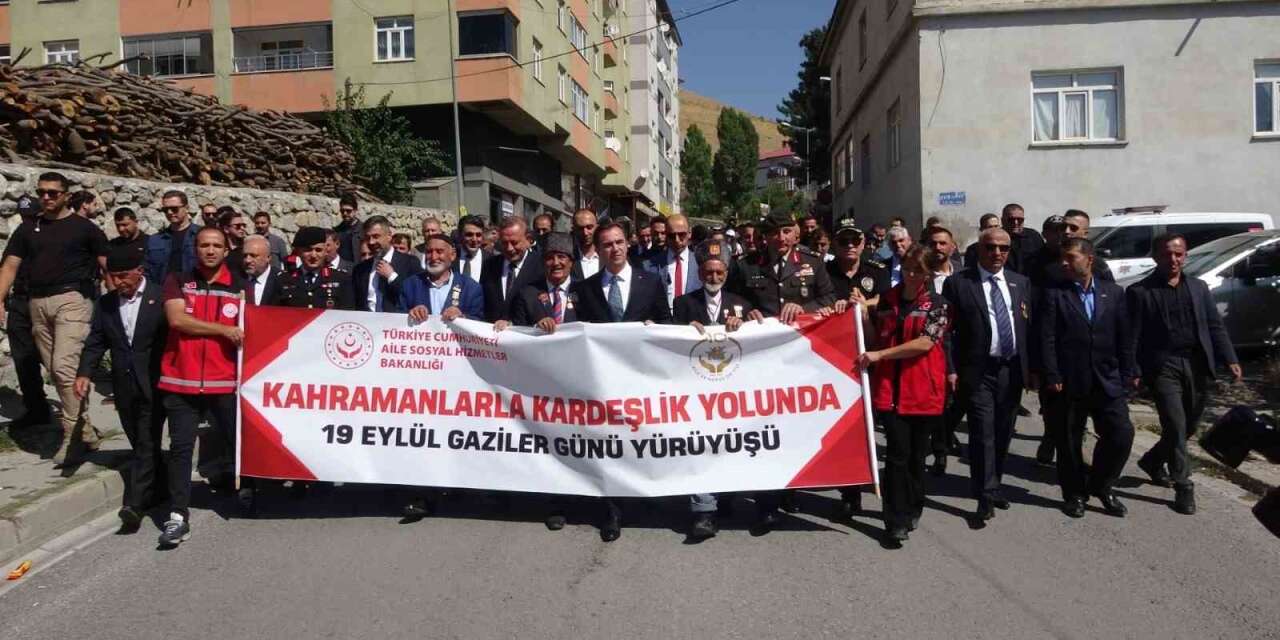 Bitlis’te 19 Eylül Gaziler Günü dolayısıyla yürüyüş yapıldı
