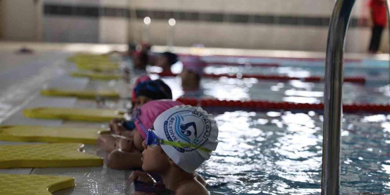 Battalgazi’de 3 ayda yaklaşık 5 bin kişiye yüzme eğitimi