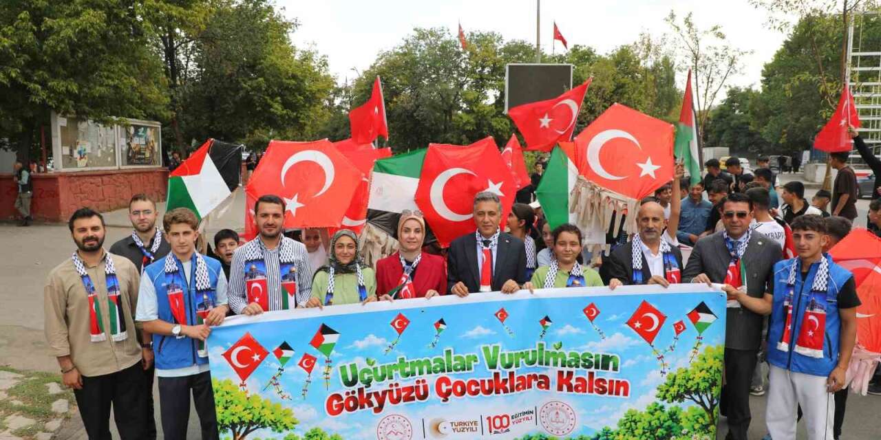 Ağrı’da bin öğrenci Gazze için yürüdü, uçurtmalarını gökyüzüne bıraktı