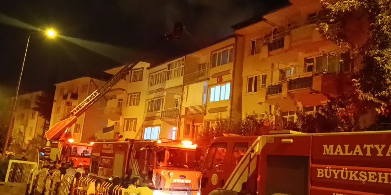 Malatya’da 4 katlı binanın çatısında yangın