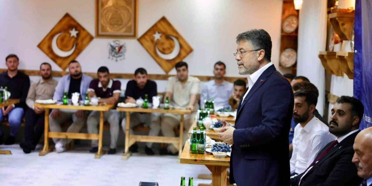 Bakan Yumaklı, Erzincan’da gençlerle buluştu