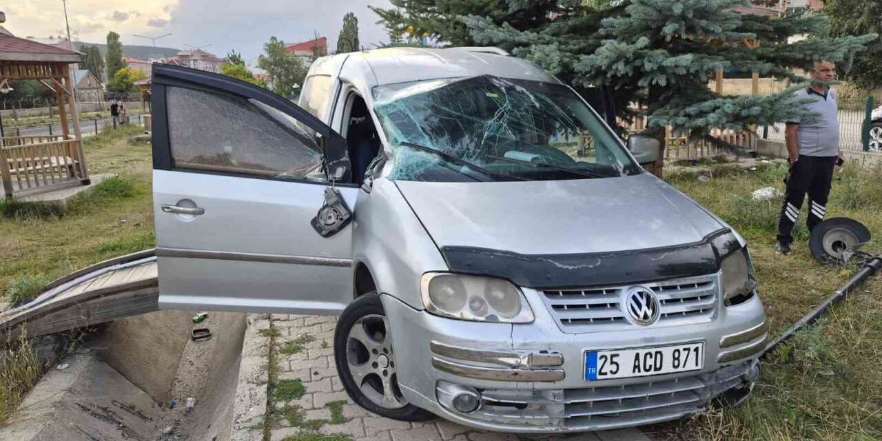 Sarıkamış’ta hafif ticari araç şarampole devrildi: 2 yaralı