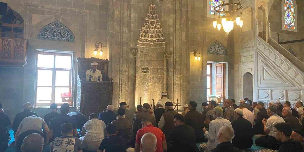 Şehitler ve kahraman gaziler dualarla yâd edildi.