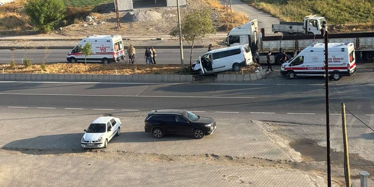 Hasköy’de tır ile panelvan araç çarpıştı: 3 yaralı