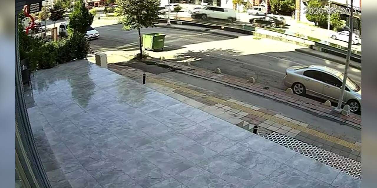 Malatya’da minibüsün karşı şeride geçtiği kazada motokurye saniyelerle kurtuldu