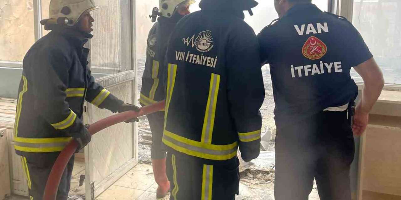 Yıkım çalışması yapılan spor merkezinde yangın