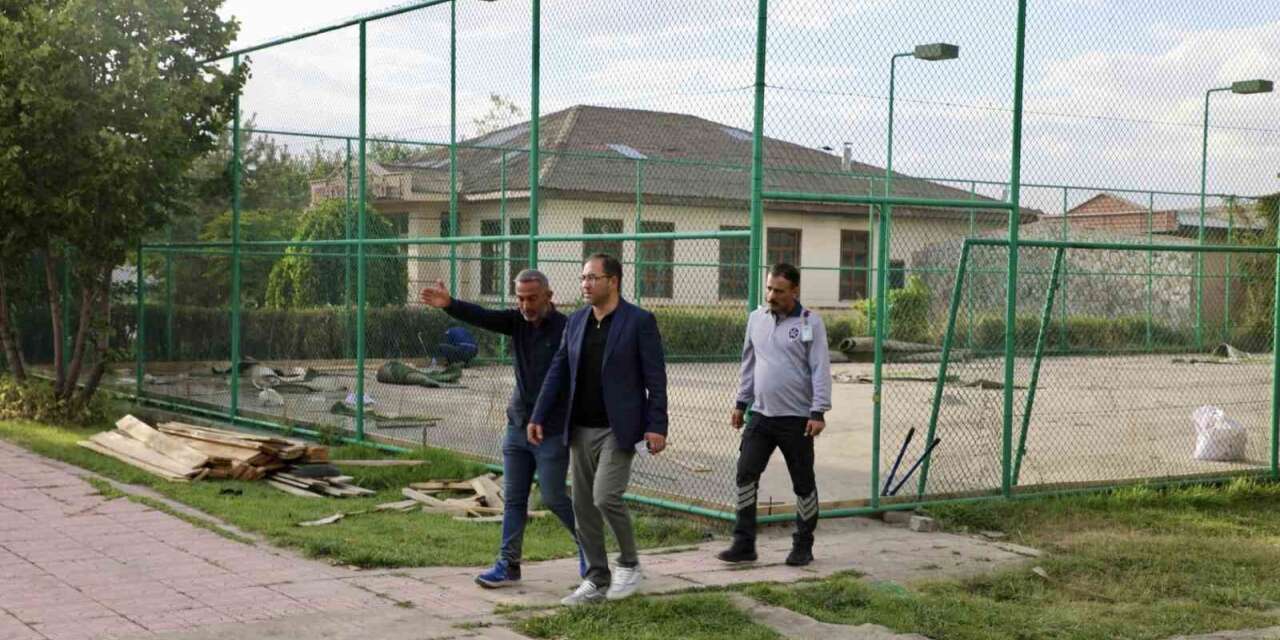 Ağrı’da tenis kortlarının zemini yenileniyor