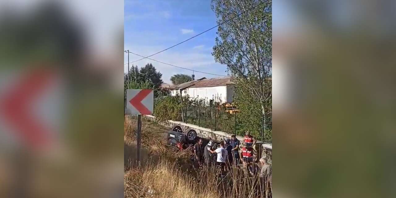 Elazığ’da araç şarampole devrildi: 2 yaralı
