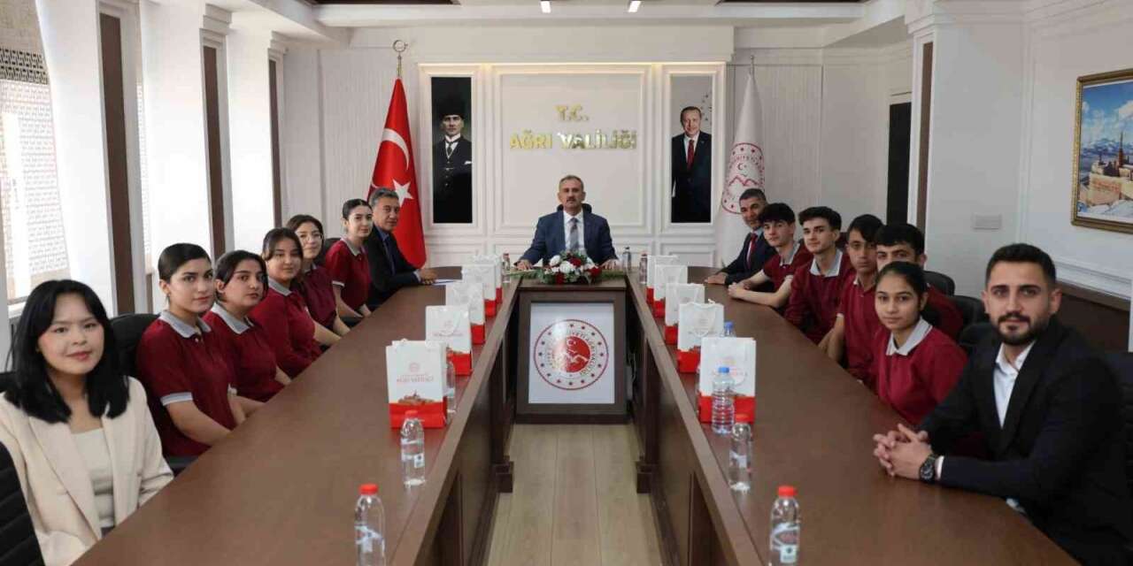 Vali Bozkurt öğrencilerle bir araya geldi