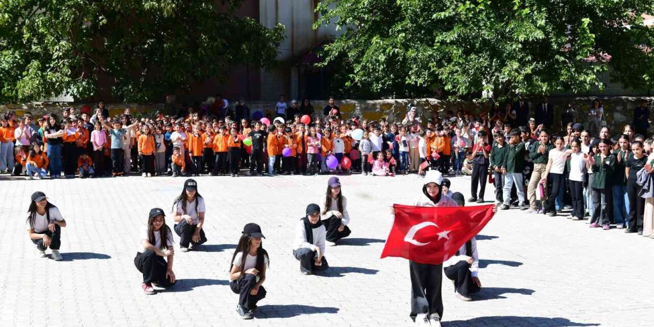 Çatak’ta İlköğretim Haftası kutlandı