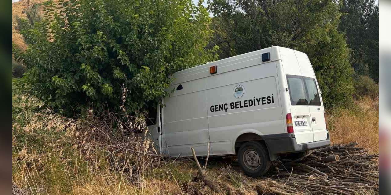 Bingöl’de minibüs ağaca çarptı: 3 yaralı