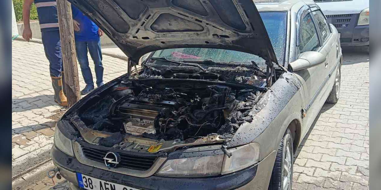 Tatvan’da park halindeki otomobil alev aldı