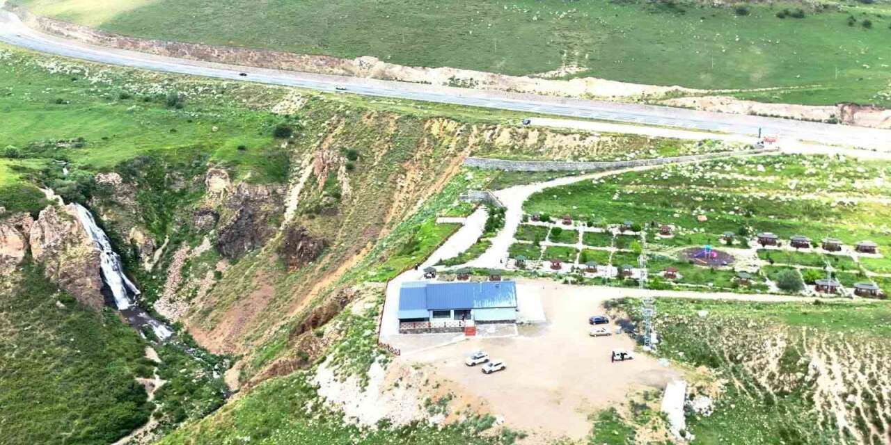 Vali Polat, Susuz Şelalesi’nde vatandaşlarla bir araya geldi