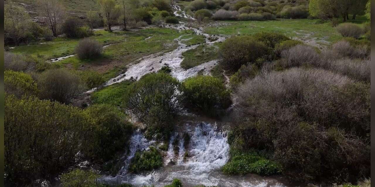 Erzincan’da mevsimsel su kaynağı doğal traverten oluşturuyor