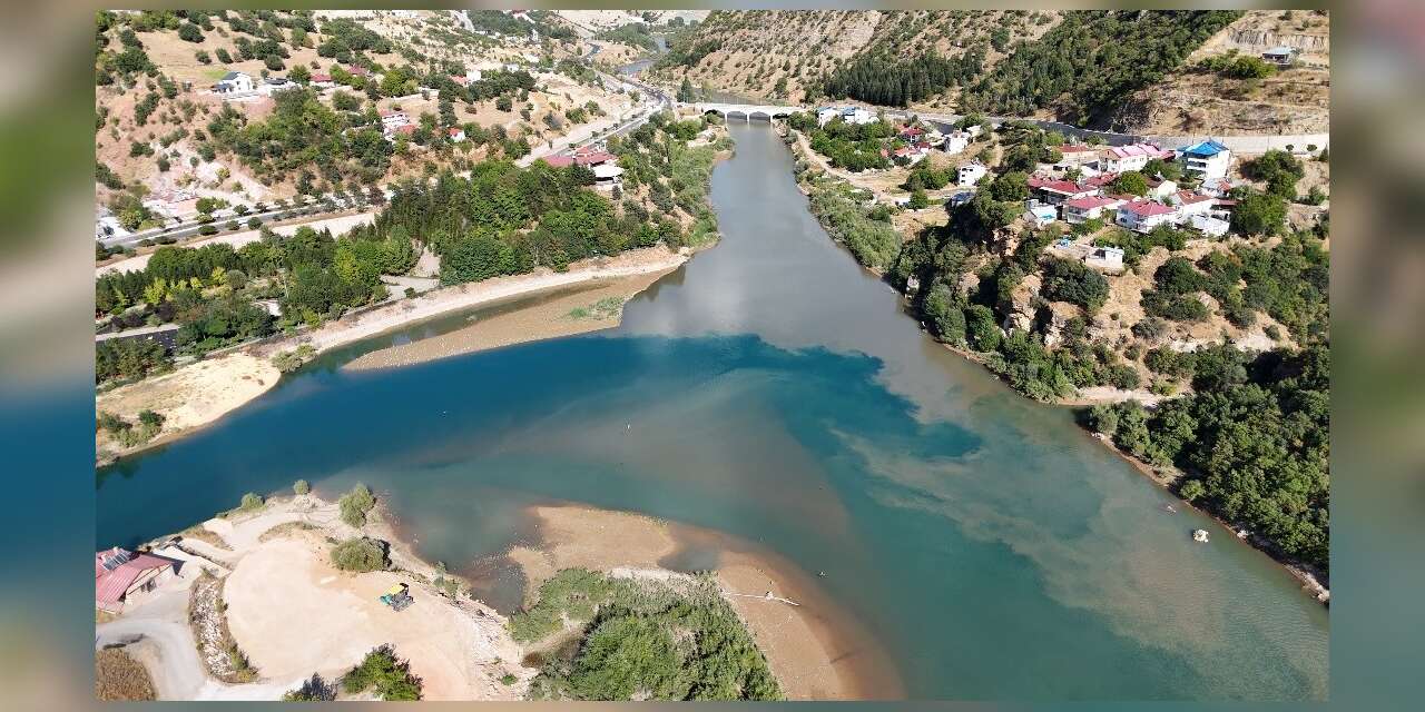 Tunceli’de iki nehir, yağış sonrası iki farklı renge büründü