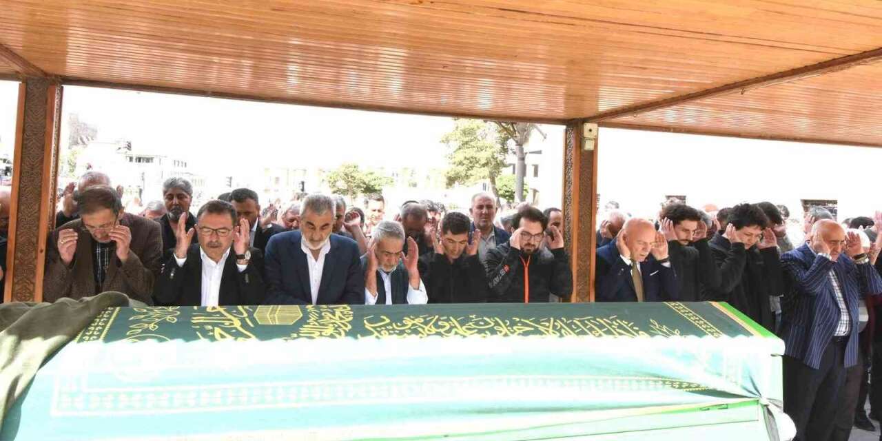Palandöken Belediyesi eski başkanı Orhan Bulutlar’ın acı günü: Kız Kardeşi Edibe Avcı son yolculuğuna uğurlandı