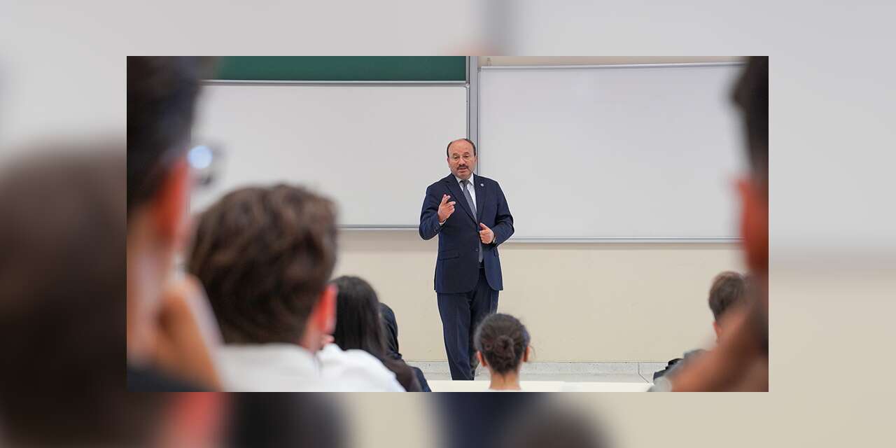 ETÜ’de 2026-2027 akademik yılının ilk dersini "Terörsüz Türkiye" temasıyla Rektör Çakmak verdi
