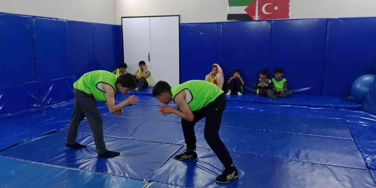 Hasköy’de genç güreşçiler minderde ter döküyor
