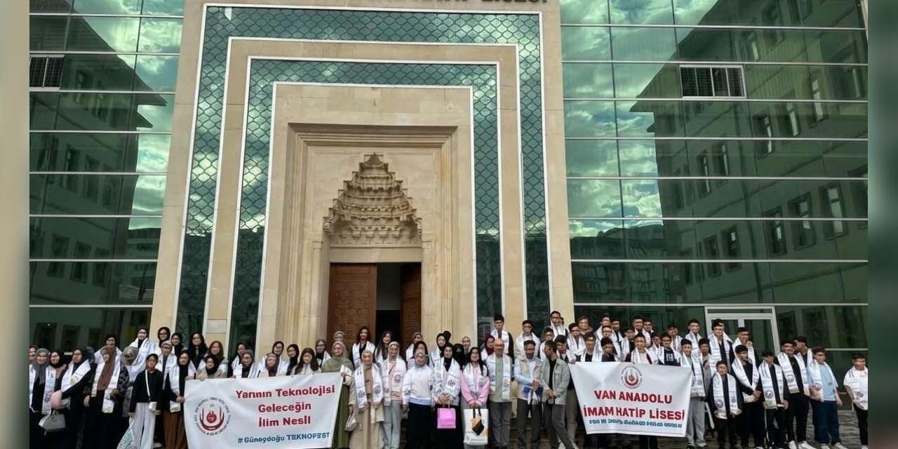 Van Anadolu İmam Hatip Lisesinden TEKNOFEST’e 100 kişilik katılım