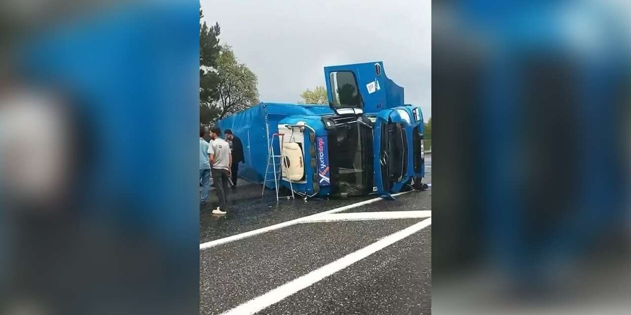 Virajı alamayan kargo tırı devrildi: 1 yaralı