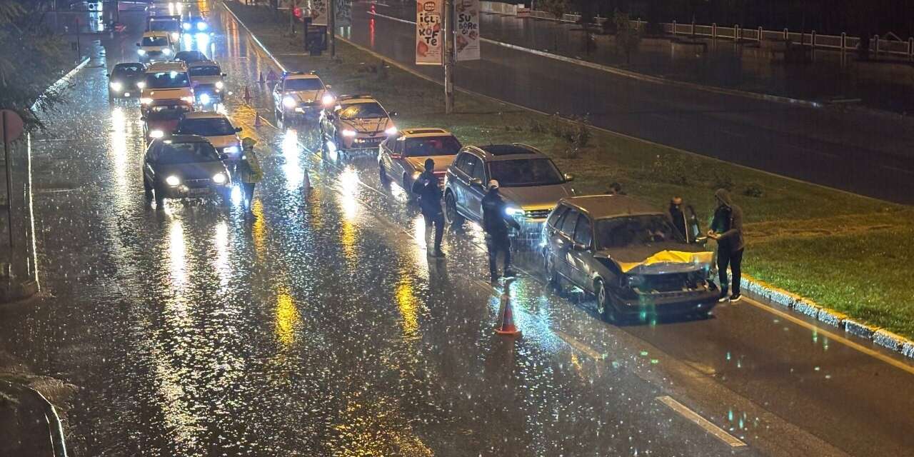 Erzincan’da sağanak yağış kazayı beraberinde getirdi: 5 araç çarpıştı