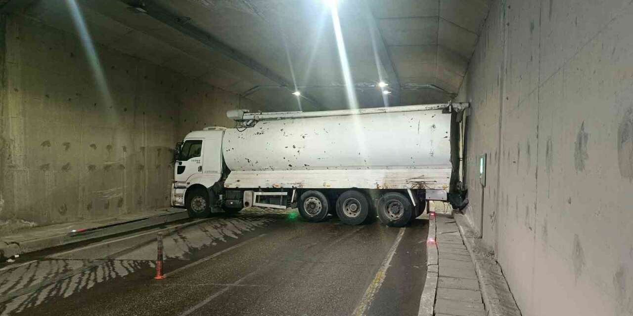 Malatya’da yakıt tankeri tüneli kilitledi