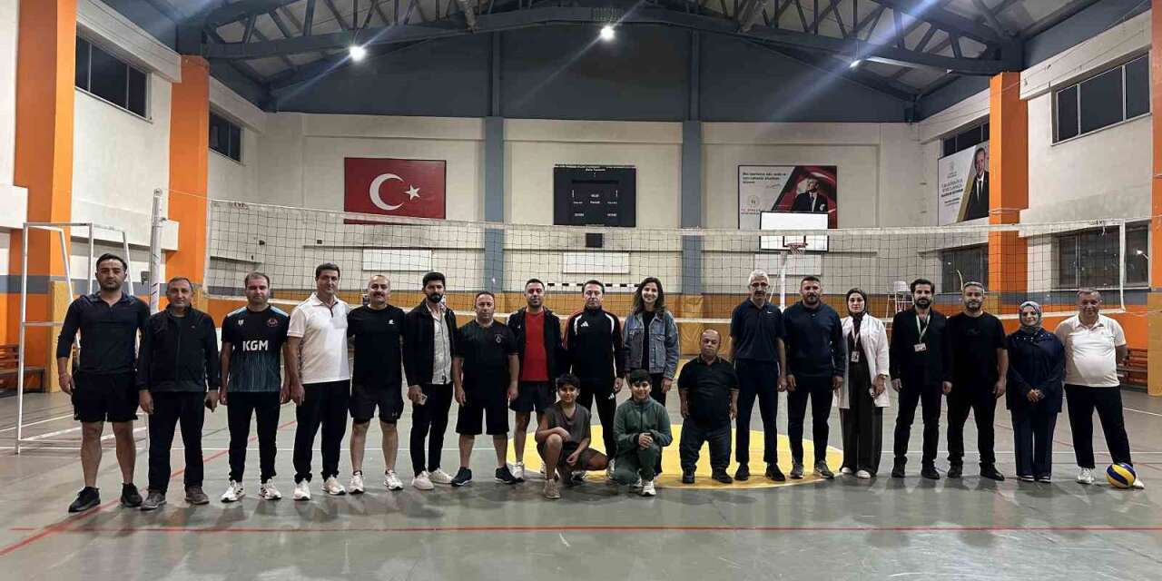 Kaymakam Hülür ve kurum müdürleri voleybol maçında buluştu