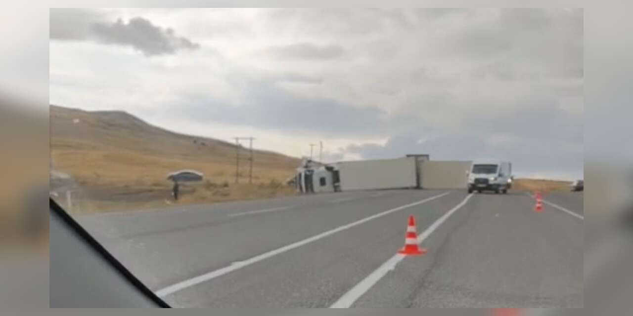 Van’da devrilen tırın sürücüsü yaralandı