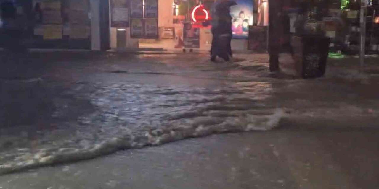 Elazığ’da sağanak yağışta caddeler dereye döndü
