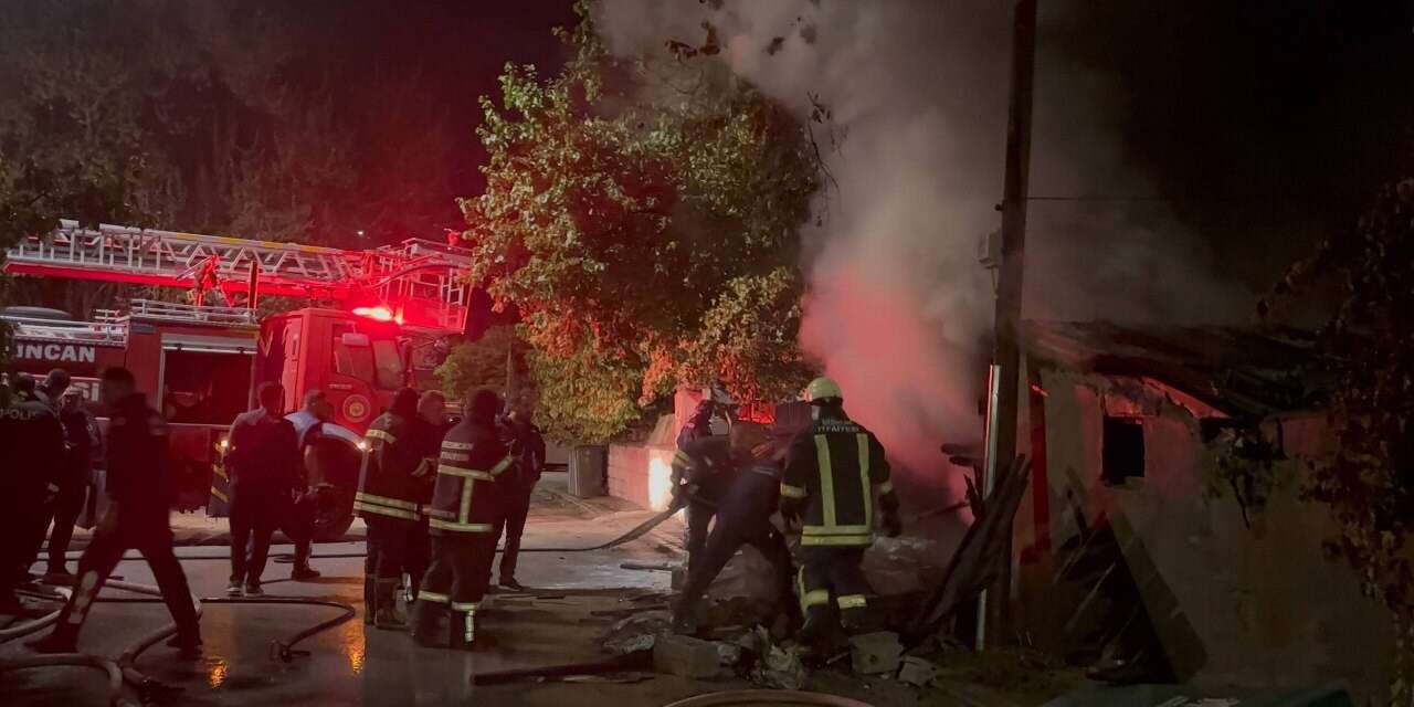 Erzincan’da müstakil evin odunluğunda yangın