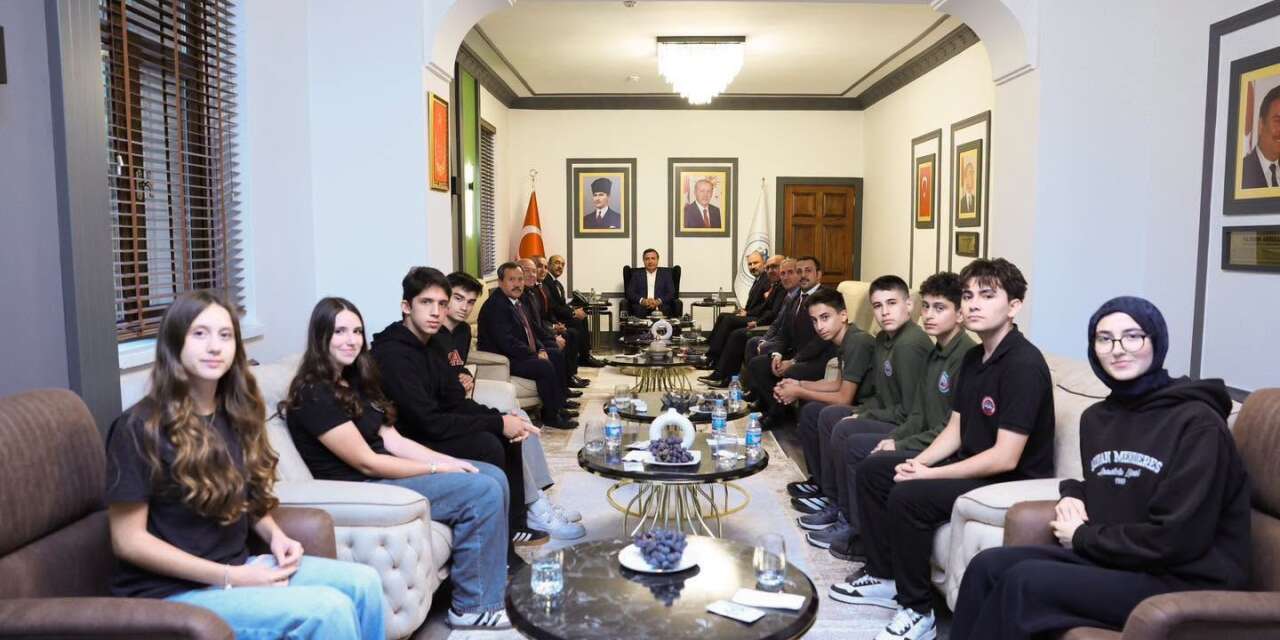 Vali Aydoğdu, "Bizim Gök Kubbemiz" projesi kapsamında Erzincan’a gelen öğrencileri kabul etti