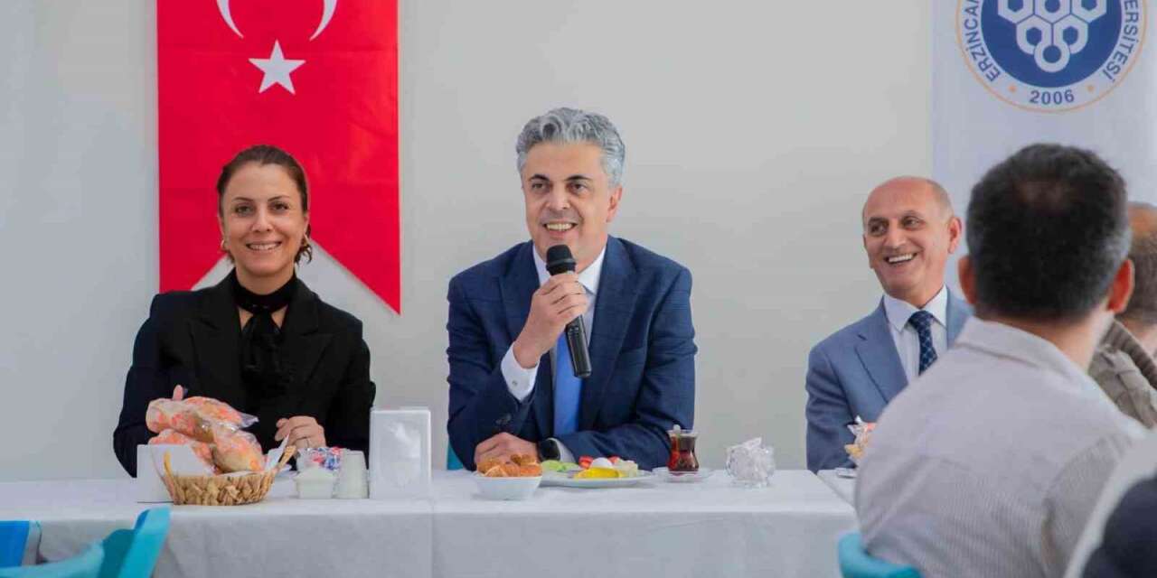 Rektör Kuyrukluyıldız, üniversite personeliyle kahvaltıda buluştu