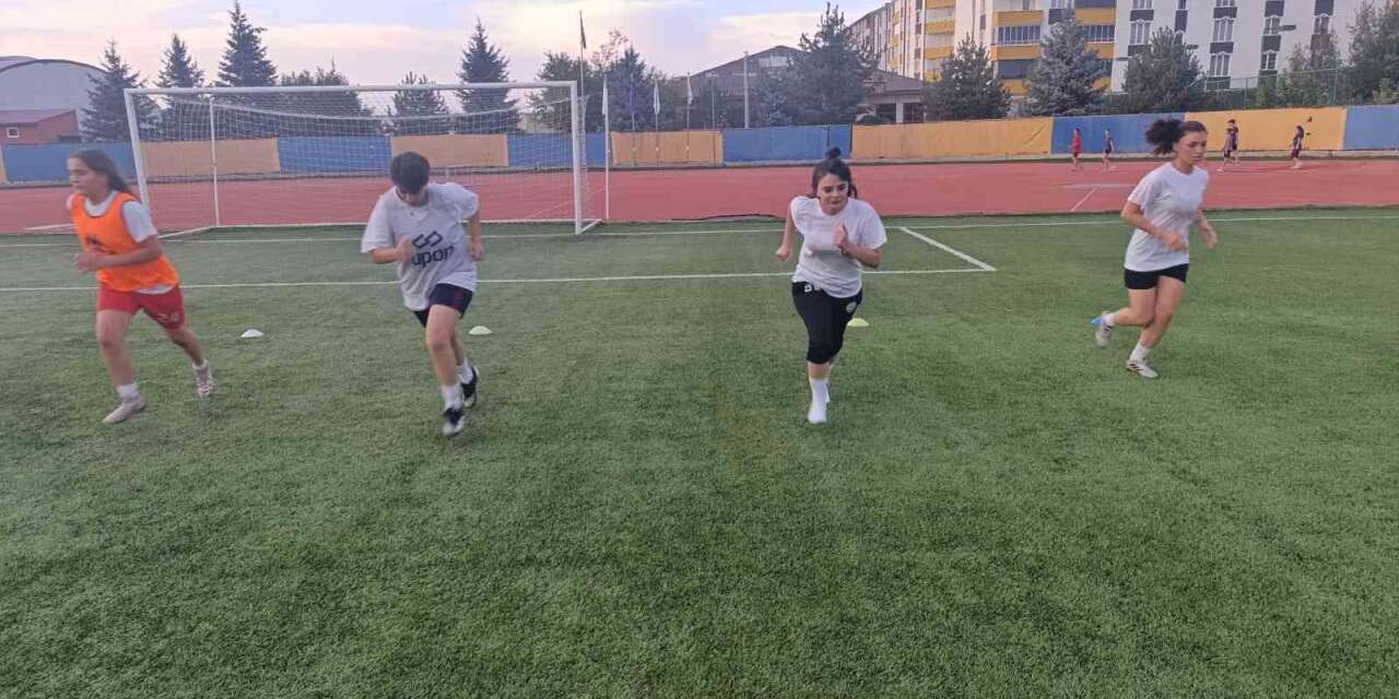 Ağrı Kadın Futbol Takımı, Vali Bozkurt’un desteğiyle 1. Lig hedefliyor