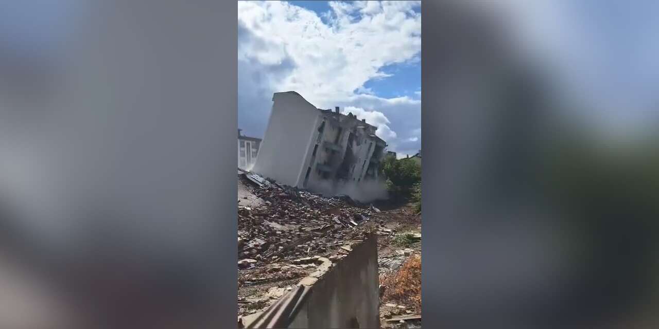 Elazığ’da ağır hasarlı bina, tek dokunuşla yerle bir oldu
