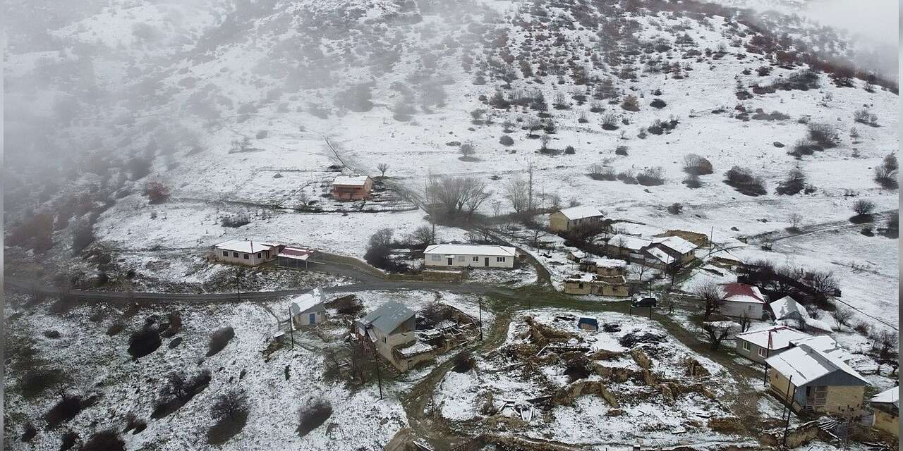Erzincan’da hava soğudu, zirvelere kar yağdı
