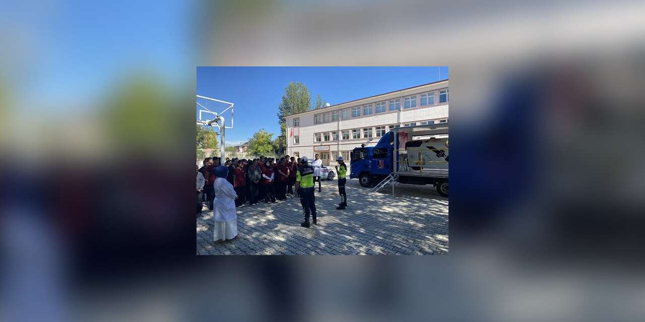 Erzincan’da öğrenci ve öğretmenlere uygulamalı trafik eğitimi verildi