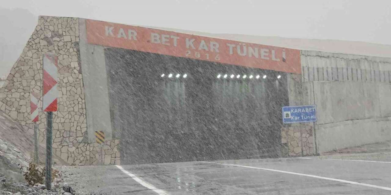 3 bin rakımlı Karabet Geçidi’nde sis ve kar yağışı etkili oluyor