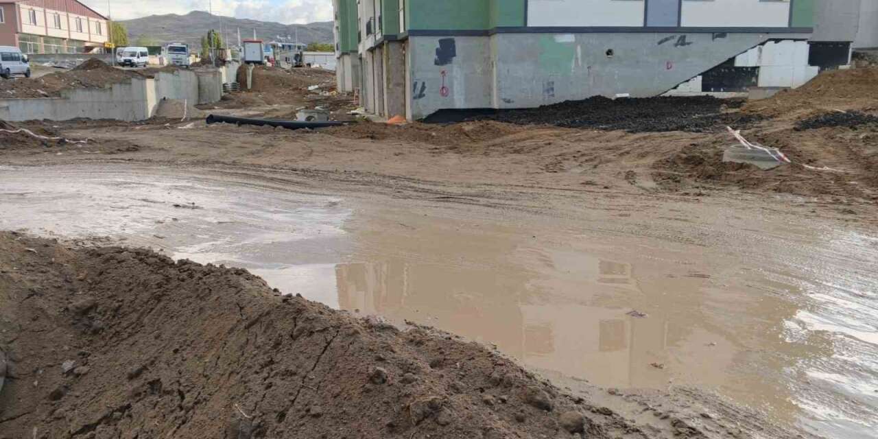 Van’da öğrencilerin okul yolunda çamur çilesi