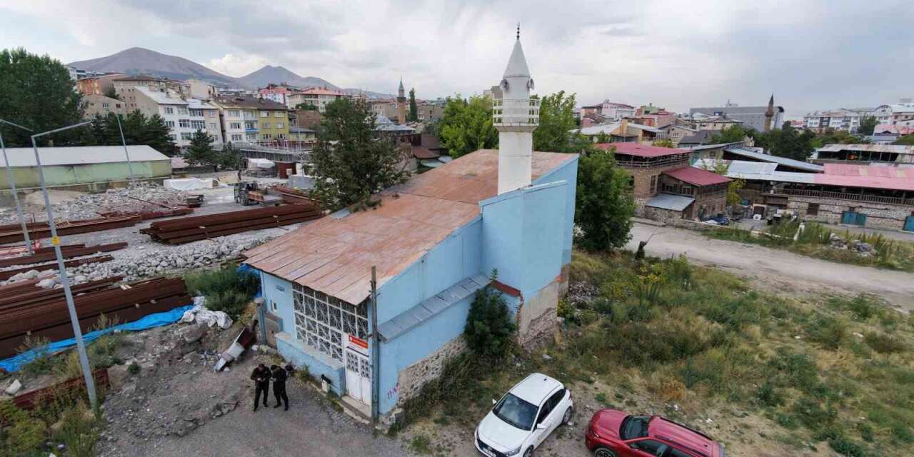 Evden bozma cami, kentsel dönüşümün ortasında zamana direniyor